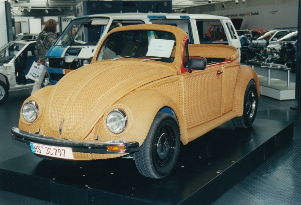 VW Käfer mit Überzug aus Korbgeflecht